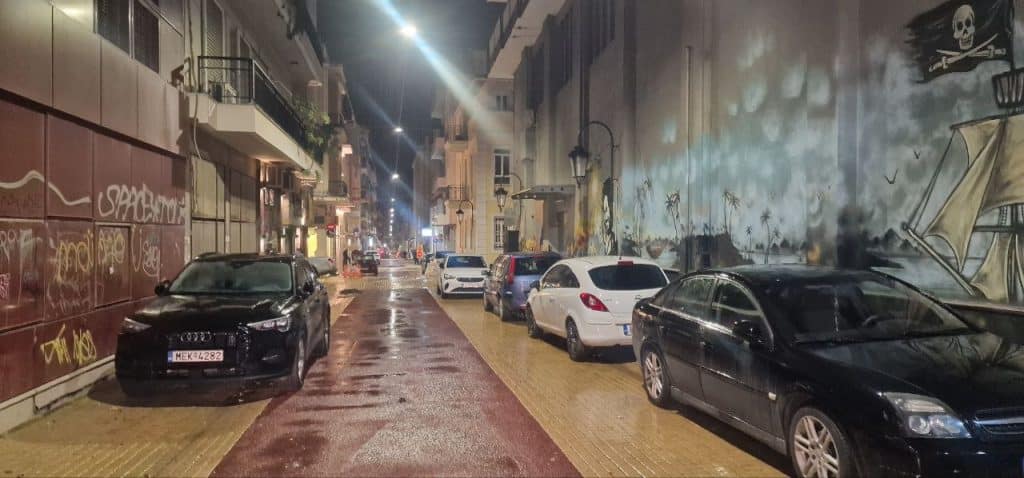 Πεζόδρομοι Πάτρας: Παρανομία… στο φουλ! Παρκάρουν και στην Αγ. Νικολάου! φωτό