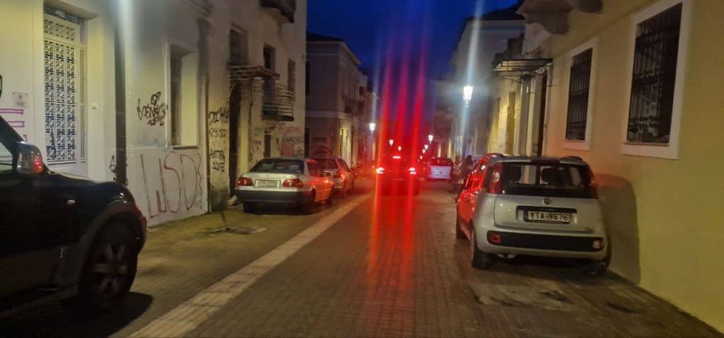 Πεζόδρομοι Πάτρας: Παρανομία… στο φουλ! Παρκάρουν και στην Αγ. Νικολάου! φωτό