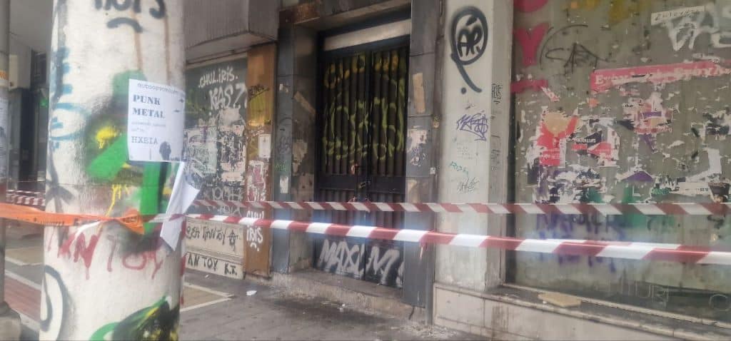 Πάτρα: ΠΟΙΟΙ ΠΑΙΖΟΥΝ ΜΕ ΤΙΣ ΖΩΕΣ ΤΩΝ ΠΟΛΙΤΩΝ; Είχαν βγάλει τις κορδέλες και… έγινε νέα κατάρρευση στην οδό Κορίνθου