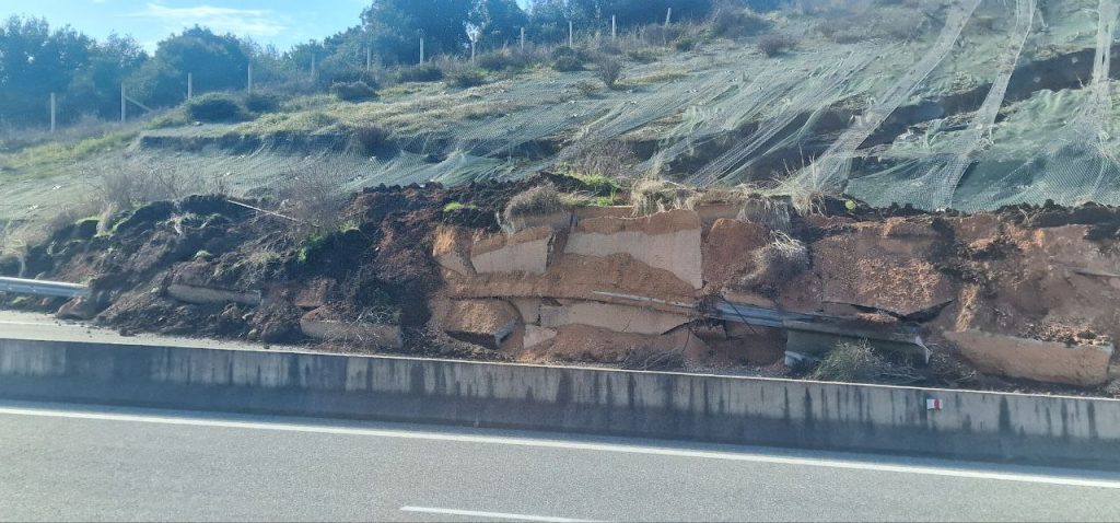 ΔΕΙΤΕ ΣΗΜΕΡΙΝΕΣ ΦΩΤΟ: Πώς τα χώματα κάλυψαν τη μισή Ιονία οδό! Θα χρειαστούν... μήνες ΔΕΙΤΕ ΣΗΜΕΡΙΝΕΣ ΦΩΤΟ: Πώς τα χώματα κάλυψαν τη μισή Ιονία οδό! Θα χρειαστούν... μήνες