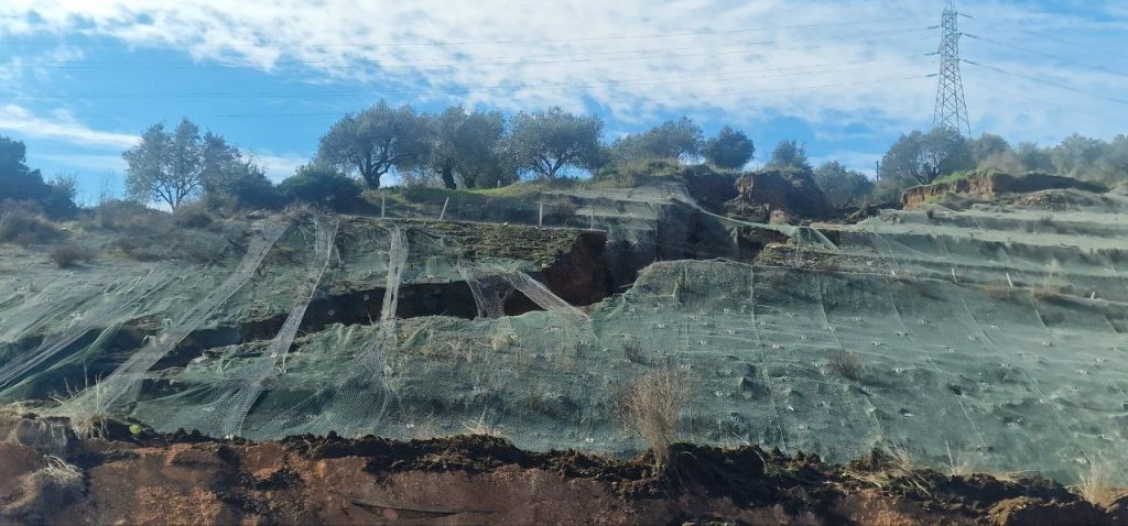 ΔΕΙΤΕ ΣΗΜΕΡΙΝΕΣ ΦΩΤΟ: Πώς τα χώματα κάλυψαν τη μισή Ιονία οδό! Θα χρειαστούν... μήνες