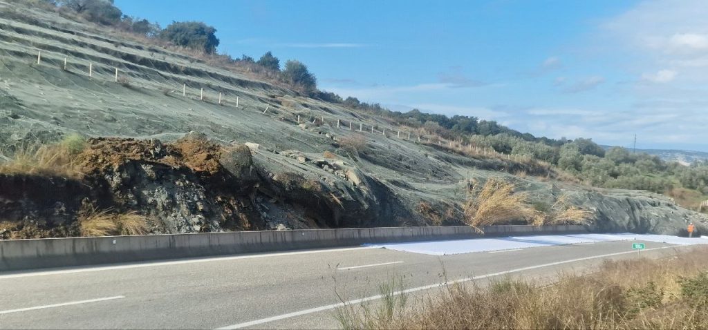 ΔΕΙΤΕ ΣΗΜΕΡΙΝΕΣ ΦΩΤΟ: Πώς τα χώματα κάλυψαν τη μισή Ιονία οδό! Θα χρειαστούν... μήνες