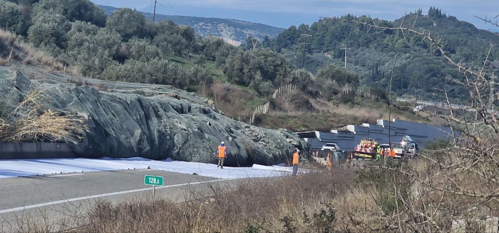 ΔΕΙΤΕ ΣΗΜΕΡΙΝΕΣ ΦΩΤΟ: Πώς τα χώματα κάλυψαν τη μισή Ιονία οδό! Θα χρειαστούν... μήνες