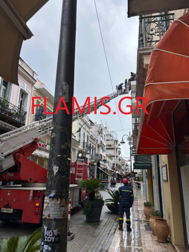 Πάτρα - ΤΩΡΑ: Επεσαν σοβάδες από μπαλκόνι στη Ρήγα Φεραίου - Αναστάτωση στο σημείο - φωτό