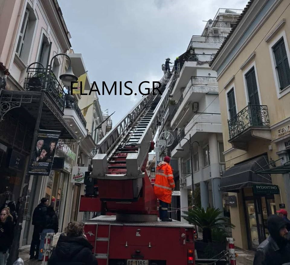 Πάτρα - ΤΩΡΑ: Επεσαν σοβάδες από μπαλκόνι στη Ρήγα Φεραίου - Αναστάτωση στο σημείο - φωτό