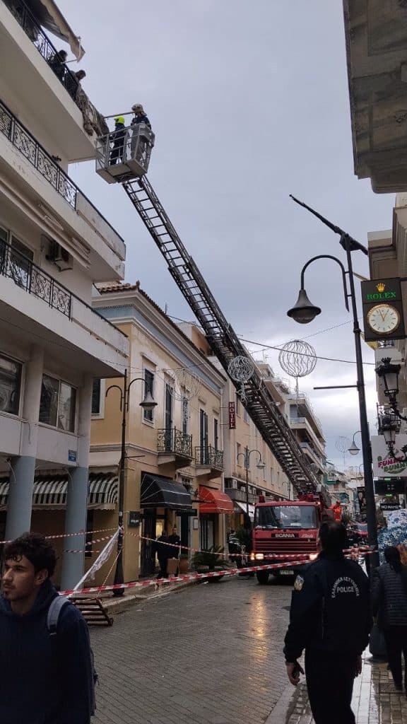 Πάτρα - ΤΩΡΑ: Επεσαν σοβάδες από μπαλκόνι στη Ρήγα Φεραίου - Αναστάτωση στο σημείο - φωτό Πάτρα - ΤΩΡΑ: Επεσαν σοβάδες από μπαλκόνι στη Ρήγα Φεραίου - Αναστάτωση στο σημείο - φωτό