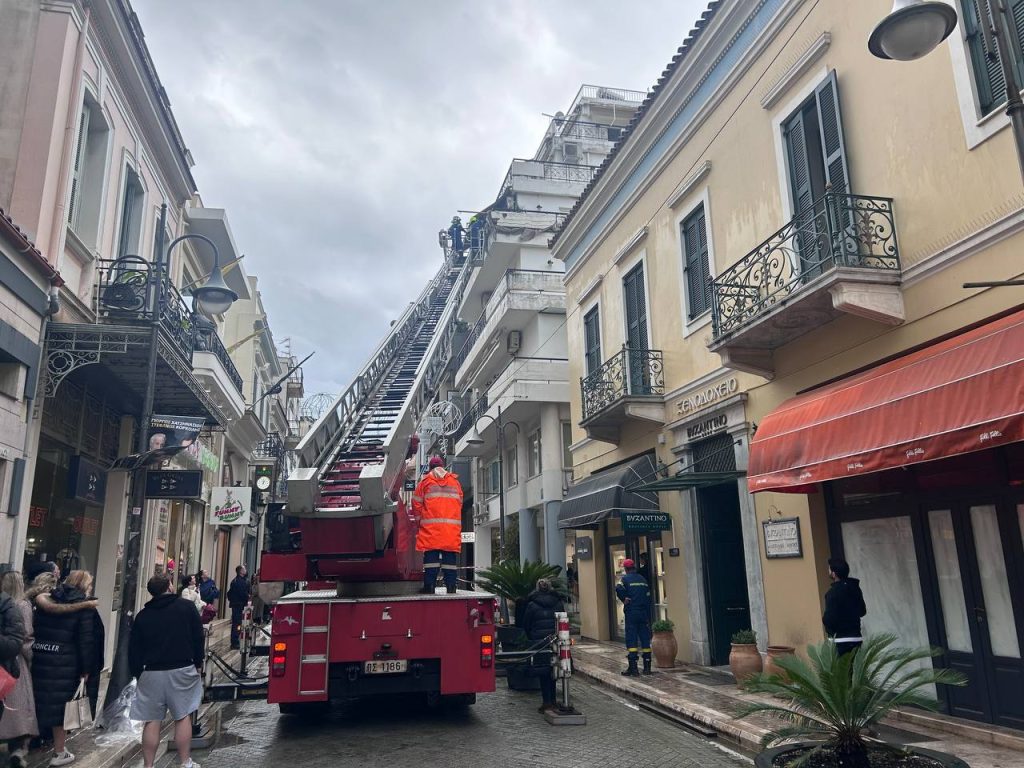 Πάτρα - ΤΩΡΑ: Επεσαν σοβάδες από μπαλκόνι στη Ρήγα Φεραίου - Αναστάτωση στο σημείο - φωτό