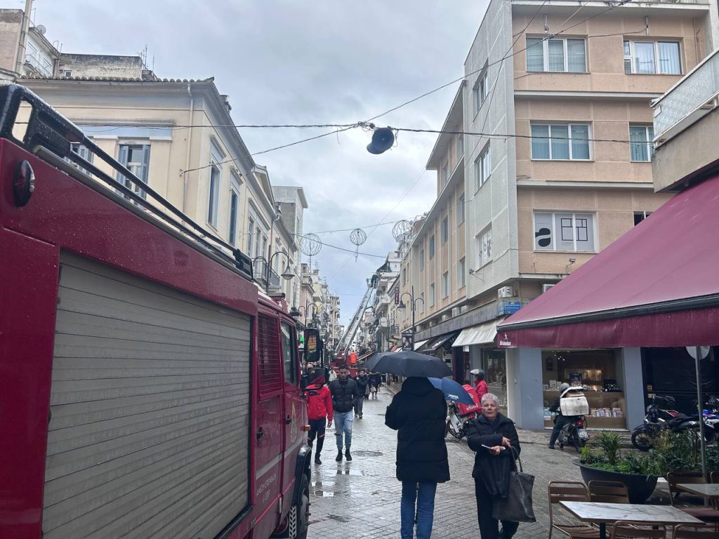 Πάτρα - ΤΩΡΑ: Επεσαν σοβάδες από μπαλκόνι στη Ρήγα Φεραίου - Αναστάτωση στο σημείο - φωτό