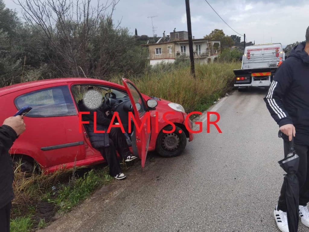 Πάτρα - ΤΩΡΑ: ΙΧ βγήκε από τον δρόμο και έπεσε στις μπάρες - φωτο