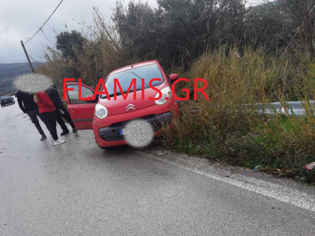 Πάτρα - ΤΩΡΑ: ΙΧ βγήκε από τον δρόμο και έπεσε στις μπάρες - φωτο