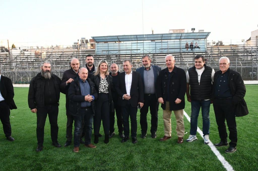 Πάτρα: Ο Υπουργός Αθλητισμού Γ. Βρούτσης εγκαινίασε τον χλοοτάπητα στα Προσφυγικά - φωτό