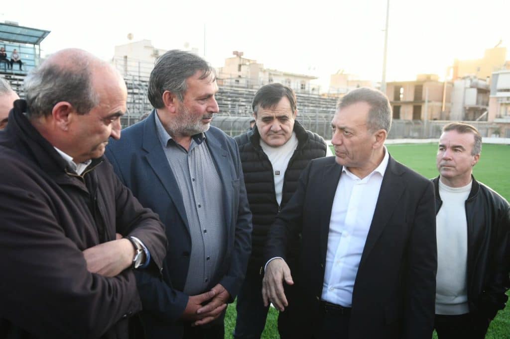 Πάτρα: Ο Υπουργός Αθλητισμού Γ. Βρούτσης εγκαινίασε τον χλοοτάπητα στα Προσφυγικά - φωτό