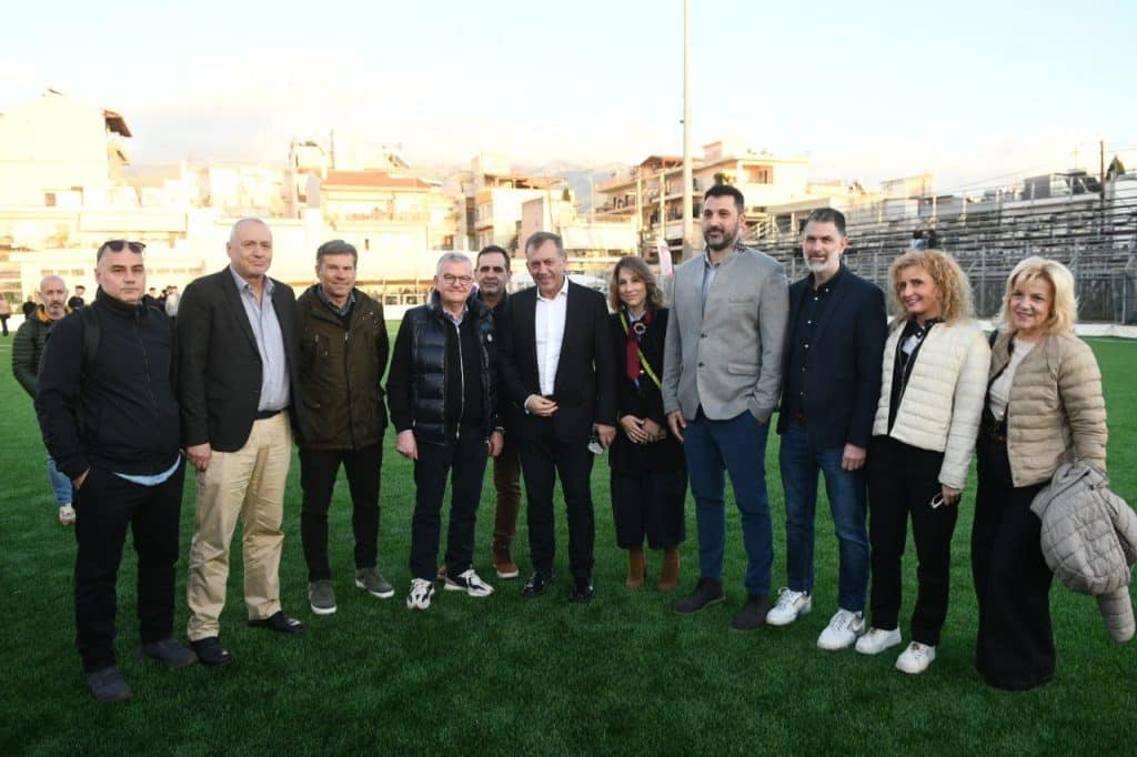 Πάτρα: Ο Υπουργός Αθλητισμού Γ. Βρούτσης εγκαινίασε τον χλοοτάπητα στα Προσφυγικά - φωτό