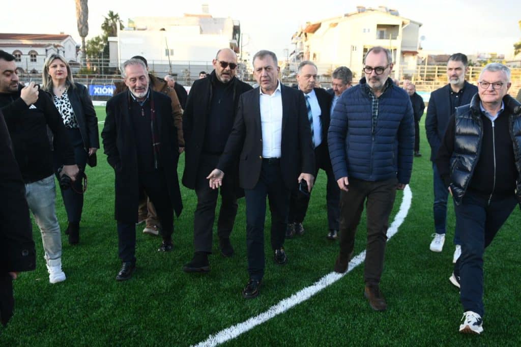 Πάτρα: Ο Υπουργός Αθλητισμού Γ. Βρούτσης εγκαινίασε τον χλοοτάπητα στα Προσφυγικά - φωτό
