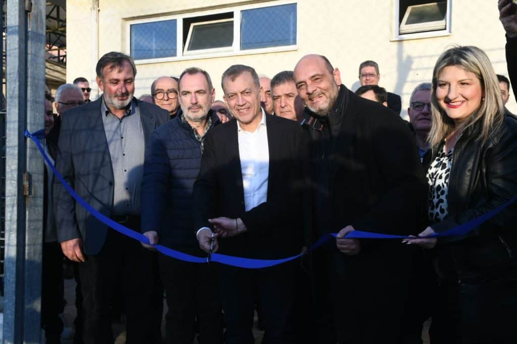 Πάτρα: Ο Υπουργός Αθλητισμού Γ. Βρούτσης εγκαινίασε τον χλοοτάπητα στα Προσφυγικά - φωτό