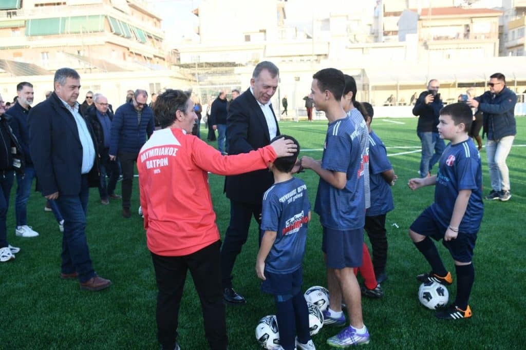 Πάτρα: Ο Υπουργός Αθλητισμού Γ. Βρούτσης εγκαινίασε τον χλοοτάπητα στα Προσφυγικά - φωτό