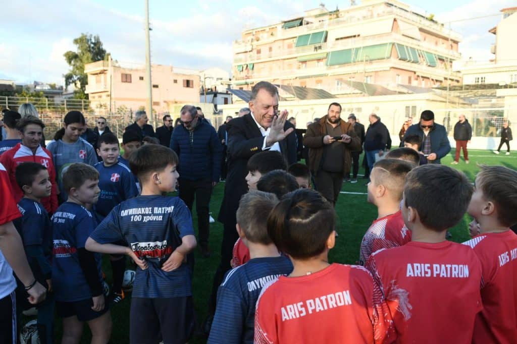 Πάτρα: Ο Υπουργός Αθλητισμού Γ. Βρούτσης εγκαινίασε τον χλοοτάπητα στα Προσφυγικά - φωτό