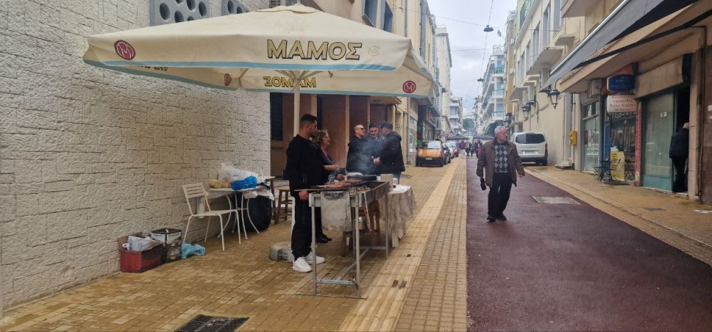 Πάτρα: Τσικνίζει όλη η Κανάρη - φωτό