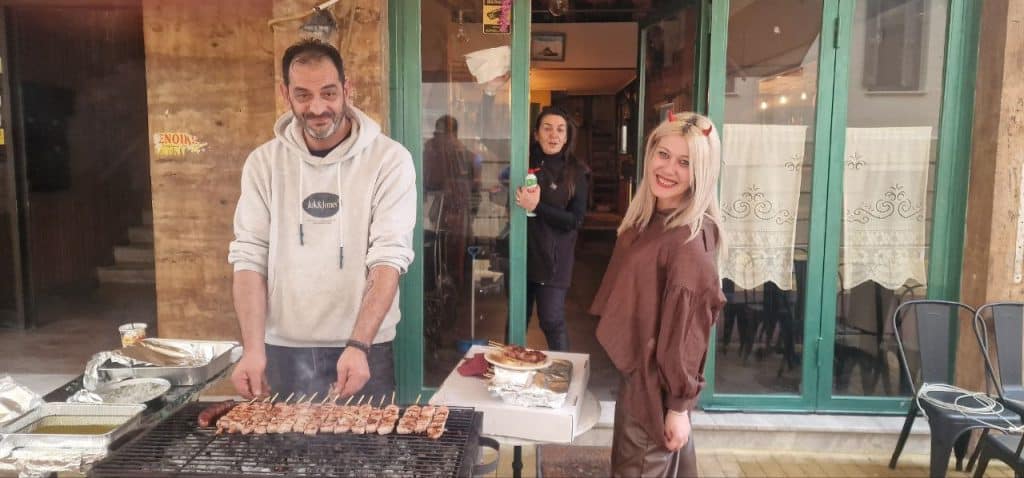 Πάτρα: Τσικνίζει όλη η Κανάρη - φωτό