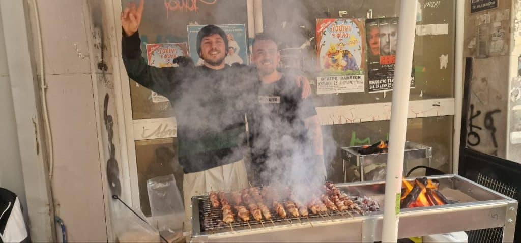 Πάτρα: Τσικνίζει όλη η Κανάρη - φωτό