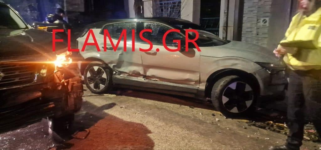 Πάτρα - ΤΩΡΑ: Σφοδρή σύγκρουση στην Κορίνθου - Αγροτικό έπεσε πάνω σε δύο οχήματα - φωτό