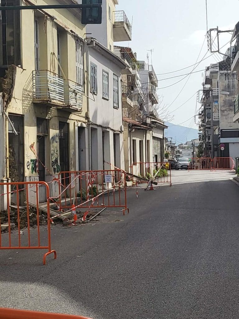 Πάτρα: Εκλεισε η οδός Ιωνίας! Κίνδυνος από την κατάρρευση