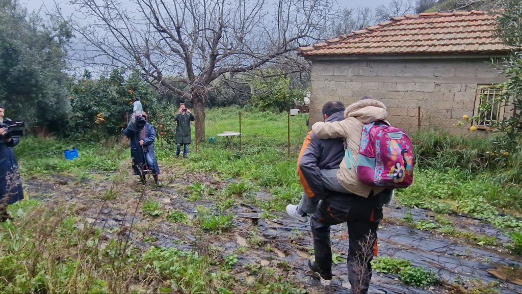 Δυτική Ελλάδα: Πλήρης αποκλεισμός σε χωριό λόγω κατολισθήσεων - Κουβαλούν μαθητές στις πλάτες -βίντεο