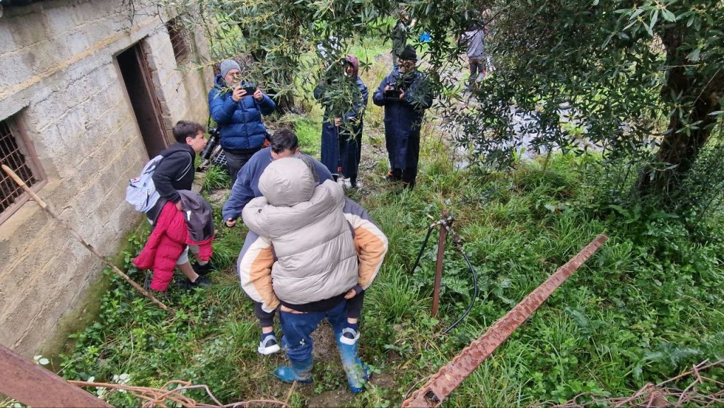 Δυτική Ελλάδα: Πλήρης αποκλεισμός σε χωριό λόγω κατολισθήσεων - Κουβαλούν μαθητές στις πλάτες -βίντεο