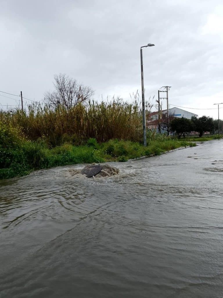 Πάτρα: Βοθρολύματα έξω από Γυμνάσιο - Απίστευτες εικόνες