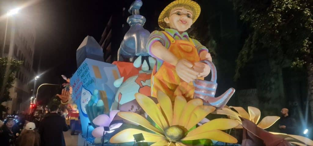 Ιδού τα φωτισμένα άρματα του Πατρινού Καρναβαλιού - Το αδιαχώρητο στην Πάτρα