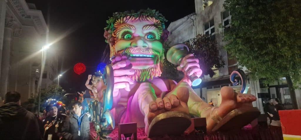 Ιδού τα φωτισμένα άρματα του Πατρινού Καρναβαλιού - Το αδιαχώρητο στην Πάτρα