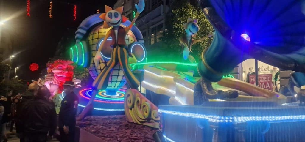 Ιδού τα φωτισμένα άρματα του Πατρινού Καρναβαλιού - Το αδιαχώρητο στην Πάτρα