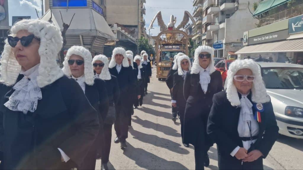 Πάτρα: Οι Στρατηγοί δεν αποκεφάλισαν την Μαρία Αντουανέτα - Ολα τα λεφτά ο... Μακρόν - φωτό και βίντεο