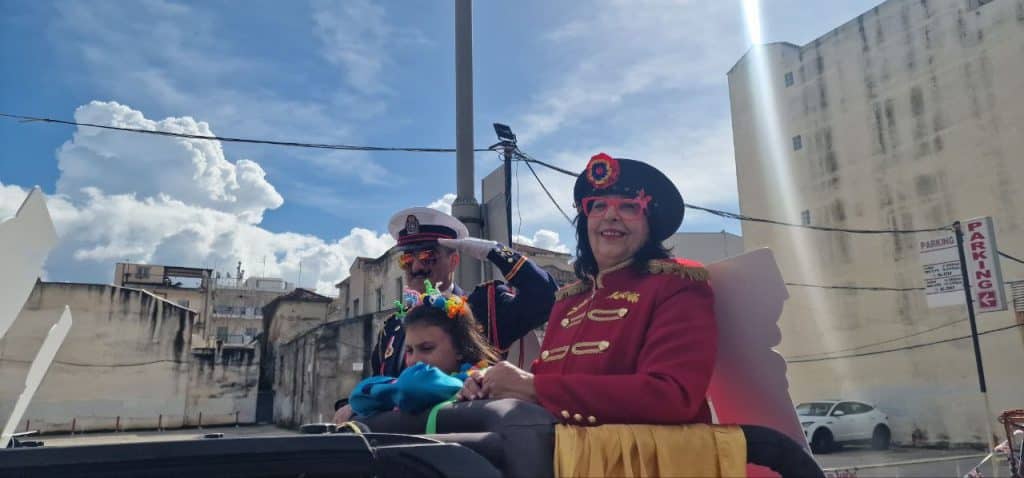 Πάτρα: Οι Στρατηγοί δεν αποκεφάλισαν την Μαρία Αντουανέτα - Ολα τα λεφτά ο... Μακρόν - φωτό και βίντεο