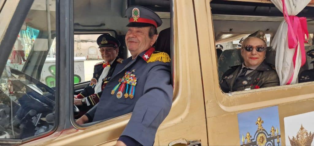 Πάτρα: Οι Στρατηγοί δεν αποκεφάλισαν την Μαρία Αντουανέτα - Ολα τα λεφτά ο... Μακρόν - φωτό και βίντεο