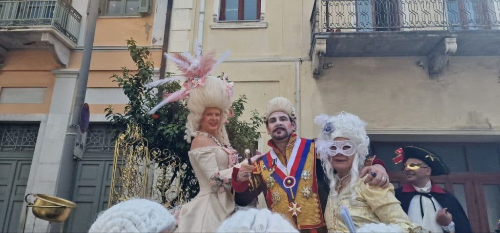 Πάτρα: Οι Στρατηγοί δεν αποκεφάλισαν την Μαρία Αντουανέτα - Ολα τα λεφτά ο... Μακρόν - φωτό και βίντεο