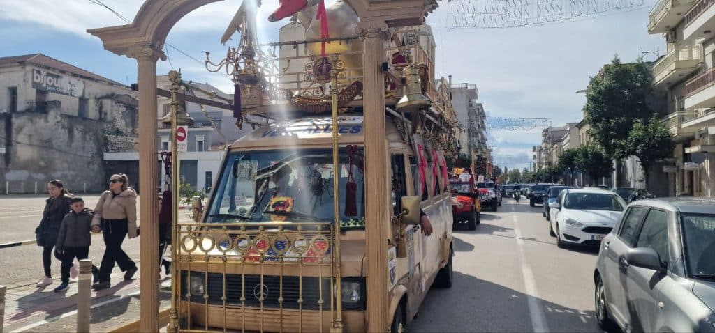 Πάτρα: Οι Στρατηγοί δεν αποκεφάλισαν την Μαρία Αντουανέτα - Ολα τα λεφτά ο... Μακρόν - φωτό και βίντεο