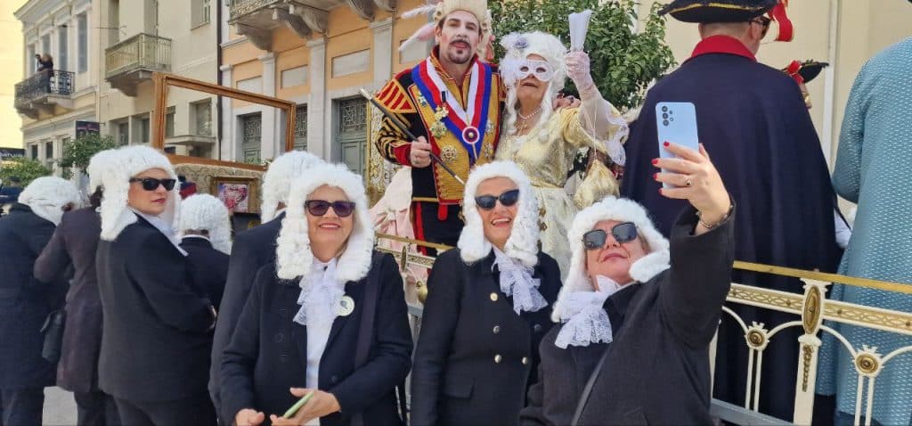 Πάτρα: Οι Στρατηγοί δεν αποκεφάλισαν την Μαρία Αντουανέτα - Ολα τα λεφτά ο... Μακρόν - φωτό και βίντεο