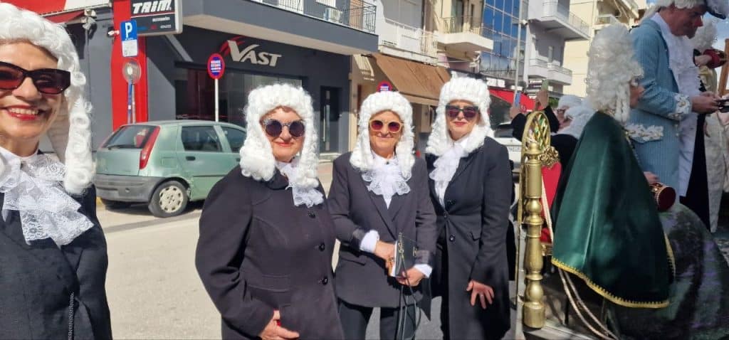 Πάτρα: Οι Στρατηγοί δεν αποκεφάλισαν την Μαρία Αντουανέτα - Ολα τα λεφτά ο... Μακρόν - φωτό και βίντεο