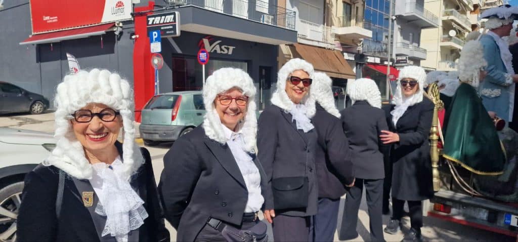 Πάτρα: Οι Στρατηγοί δεν αποκεφάλισαν την Μαρία Αντουανέτα - Ολα τα λεφτά ο... Μακρόν - φωτό και βίντεο