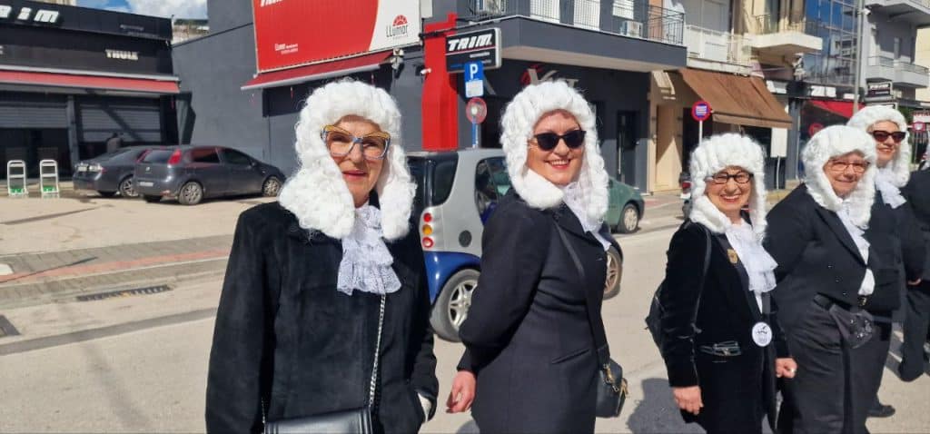 Πάτρα: Οι Στρατηγοί δεν αποκεφάλισαν την Μαρία Αντουανέτα - Ολα τα λεφτά ο... Μακρόν - φωτό και βίντεο