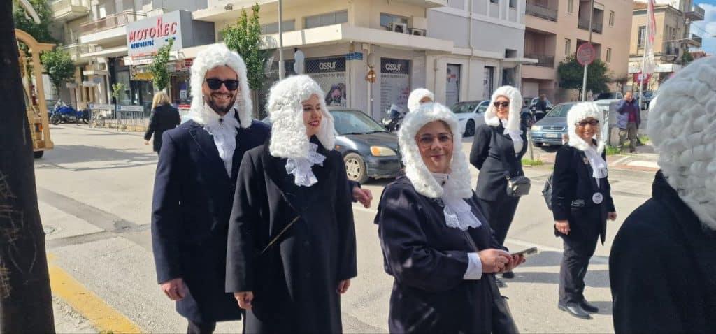 Πάτρα: Οι Στρατηγοί δεν αποκεφάλισαν την Μαρία Αντουανέτα - Ολα τα λεφτά ο... Μακρόν - φωτό και βίντεο