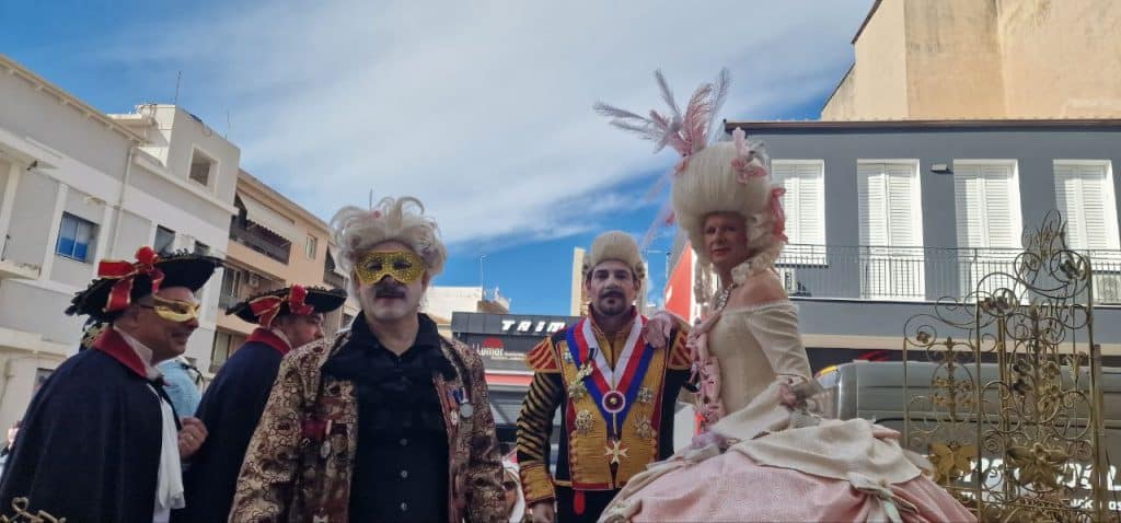 Πάτρα: Οι Στρατηγοί δεν αποκεφάλισαν την Μαρία Αντουανέτα - Ολα τα λεφτά ο... Μακρόν - φωτό και βίντεο