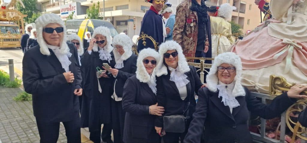 Πάτρα: Οι Στρατηγοί δεν αποκεφάλισαν την Μαρία Αντουανέτα - Ολα τα λεφτά ο... Μακρόν - φωτό και βίντεο