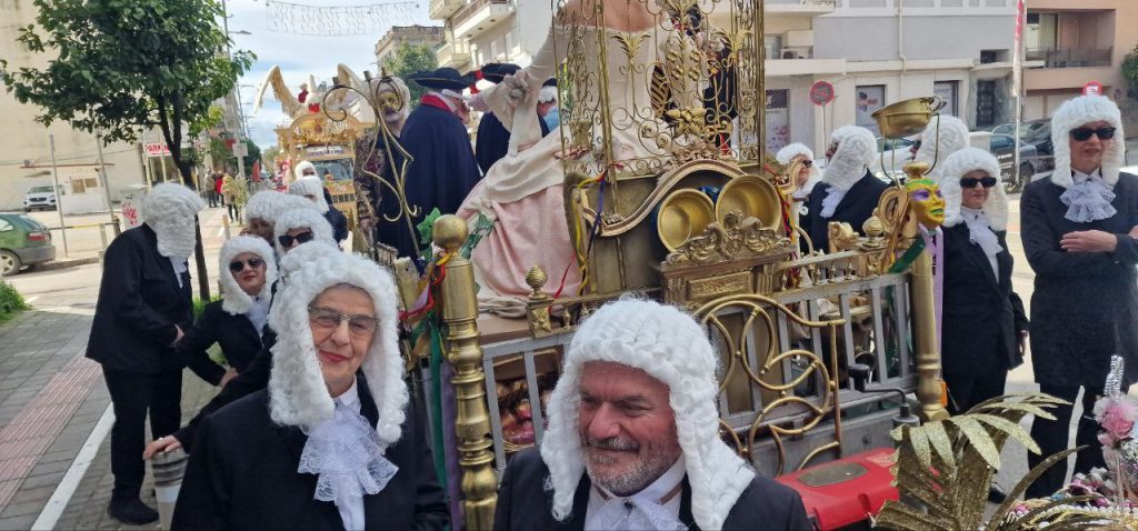 Πάτρα: Οι Στρατηγοί δεν αποκεφάλισαν την Μαρία Αντουανέτα - Ολα τα λεφτά ο... Μακρόν - φωτό και βίντεο