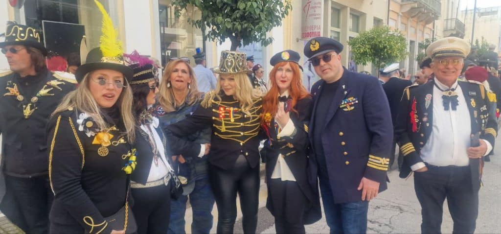 Πάτρα: Οι Στρατηγοί δεν αποκεφάλισαν την Μαρία Αντουανέτα - Ολα τα λεφτά ο... Μακρόν - φωτό και βίντεο