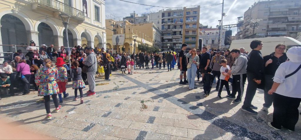 Δείτε φωτό και βίντεο: Οι Πατρινοί dj ξεσήκωσαν τον κόσμο στην Πλατεία Γεωργίου της Πάτρας