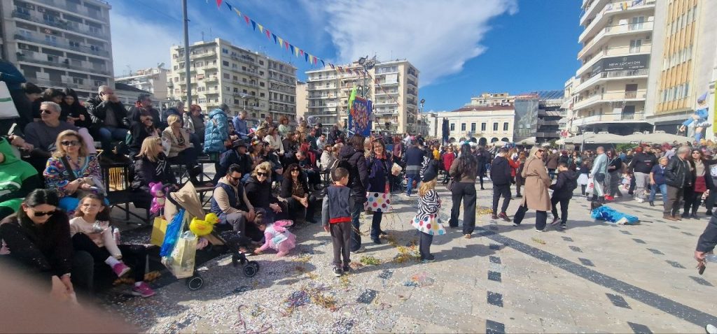 Δείτε φωτό και βίντεο: Οι Πατρινοί dj ξεσήκωσαν τον κόσμο στην Πλατεία Γεωργίου της Πάτρας