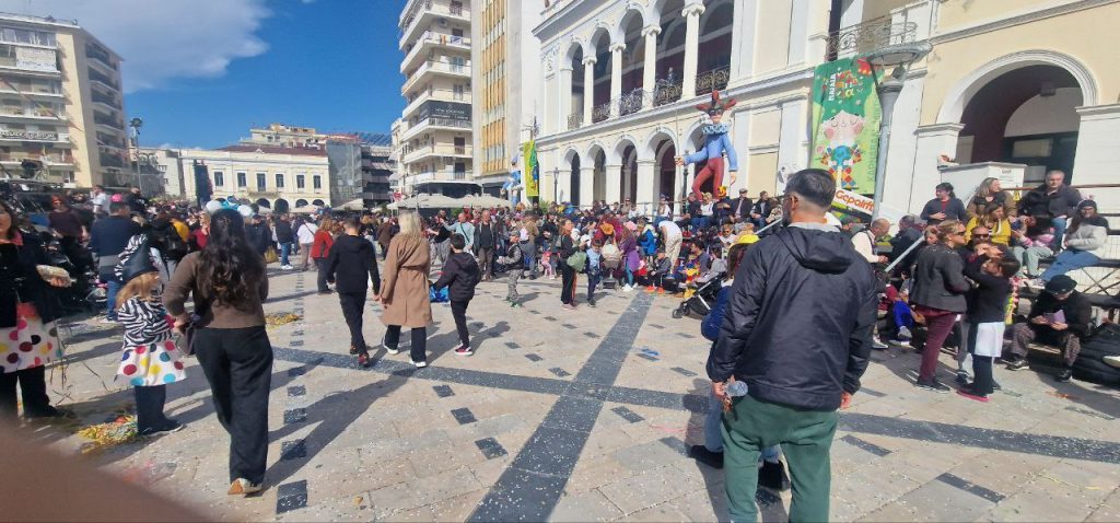 Δείτε φωτό και βίντεο: Οι Πατρινοί dj ξεσήκωσαν τον κόσμο στην Πλατεία Γεωργίου της Πάτρας