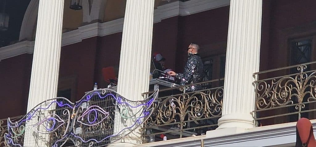 Δείτε φωτό και βίντεο: Οι Πατρινοί dj ξεσήκωσαν τον κόσμο στην Πλατεία Γεωργίου της Πάτρας